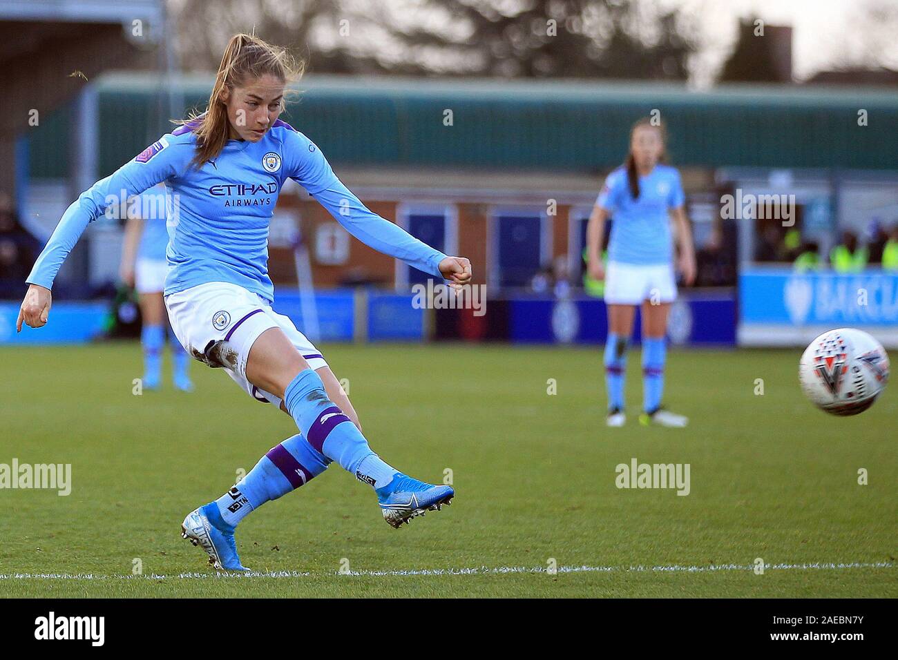 Kingston Upon Thames, Royaume-Uni. Le 08 mai 2019. La Géorgie de Stanway Manchester City Pages prend un tir au but. Barclays FA Womens superleague, Chelsea femmes v Manchester City femmes à la Cherry Red Records Stadium de Kingston upon Thames, Surrey le dimanche 8 décembre 2019. Cette image ne peut être utilisé qu'à des fins rédactionnelles. Usage éditorial uniquement, licence requise pour un usage commercial. Aucune utilisation de pari, de jeux ou d'un seul club/ligue/dvd publications. pic par Steffan Bowen/Andrew Orchard la photographie de sport/Alamy live news Crédit : Andrew Orchard la photographie de sport/Alamy Live News Banque D'Images