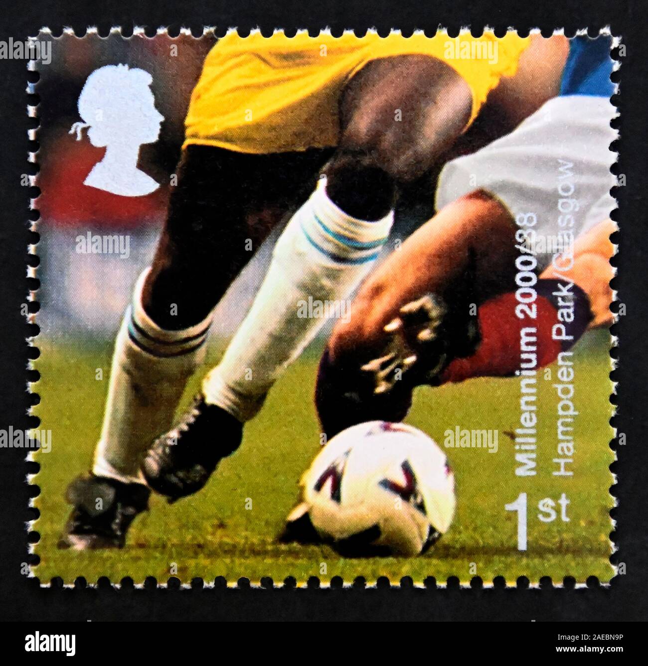 Timbre-poste. La Grande-Bretagne. La reine Elizabeth II. La série Millenium. 'Corps et d'OS". Les joueurs de football (Hampden Park, Glasgow). 1st. Banque D'Images