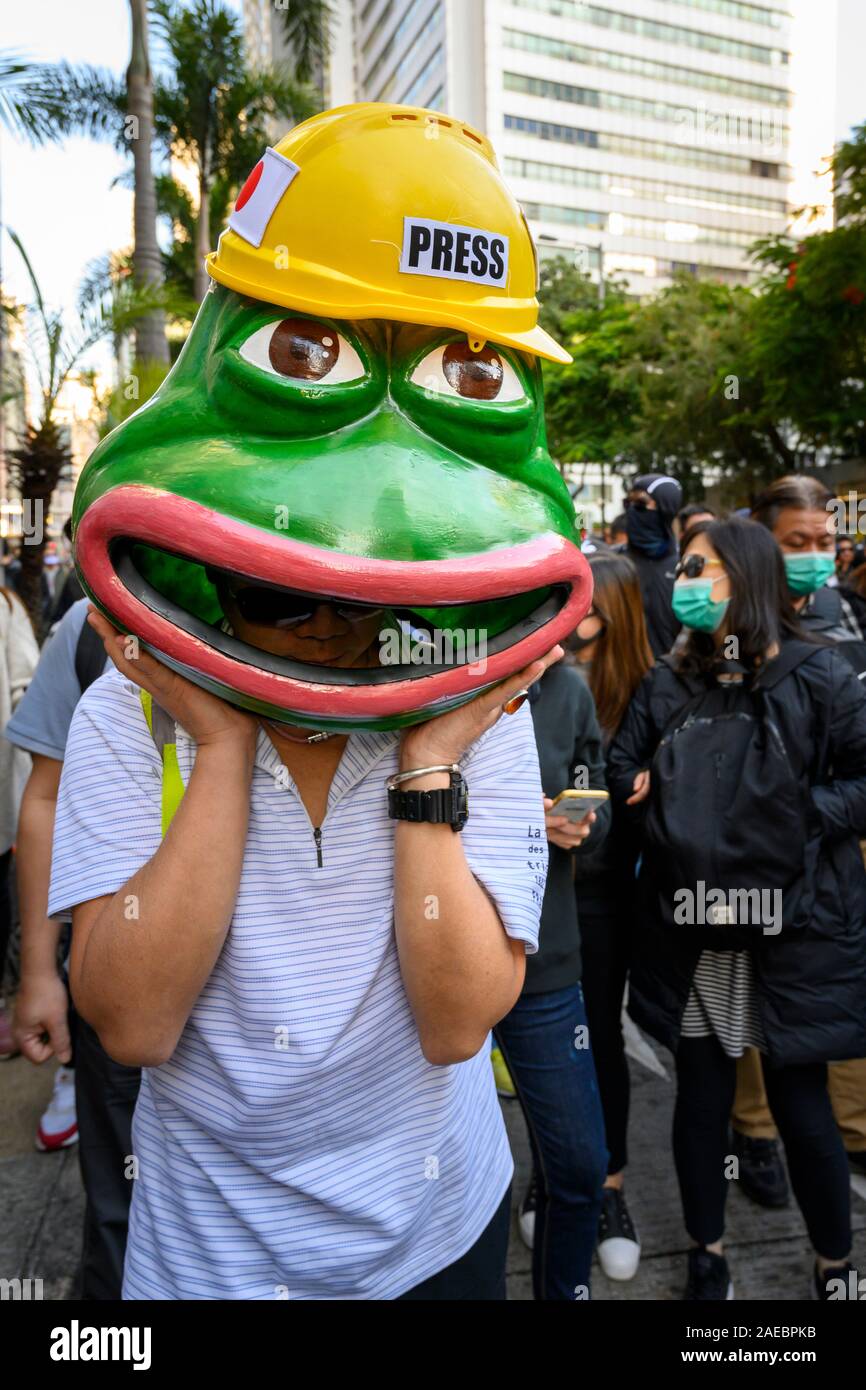 "December 8 2019 Hong-Kong-Île. On estime à 800 000 les citoyens de Hong Kong ont pris part à une marche pacifique pour la plupart dans le cadre de l-International-Human Rights-Day-rallye organisé par le Civil-Human Rights-Front-mèmes populaires faisaient partie des masques dans la foule. Hong Kong a tourné aux memes de ponctuer les manifestations. Banque D'Images