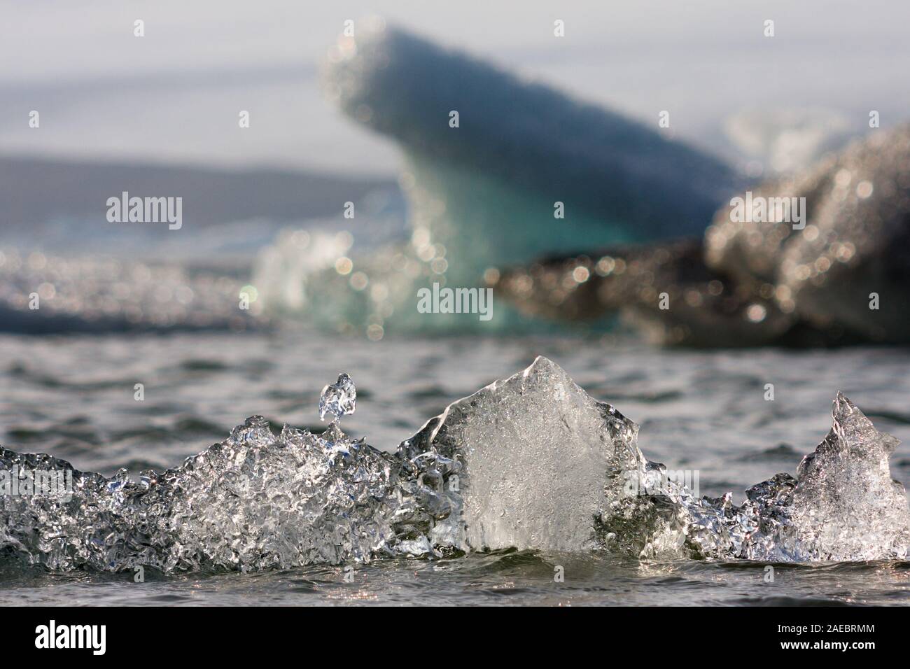 Les icebergs de différentes couleurs dans le glacier Joekulsarlon lagoon, Iceland. Banque D'Images