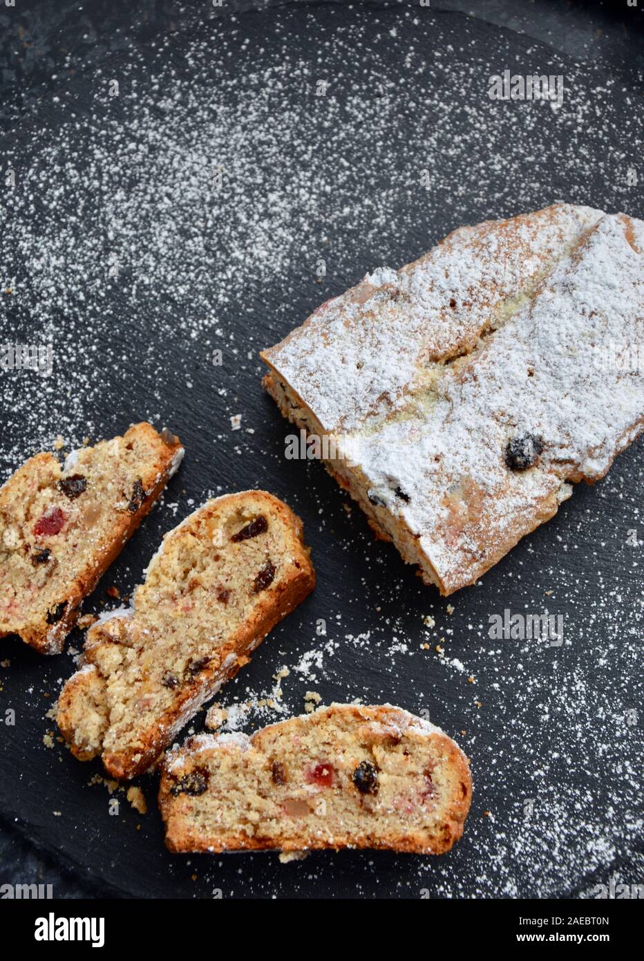 Allemand Traditionnel Fait Maison Weihnachtsstollen Stollen De Noel Ou Gateau Sur Une Ardoise Recouvert De Sucre En Poudre Boulangerie Patisserie Cuisine Fete Photo Stock Alamy