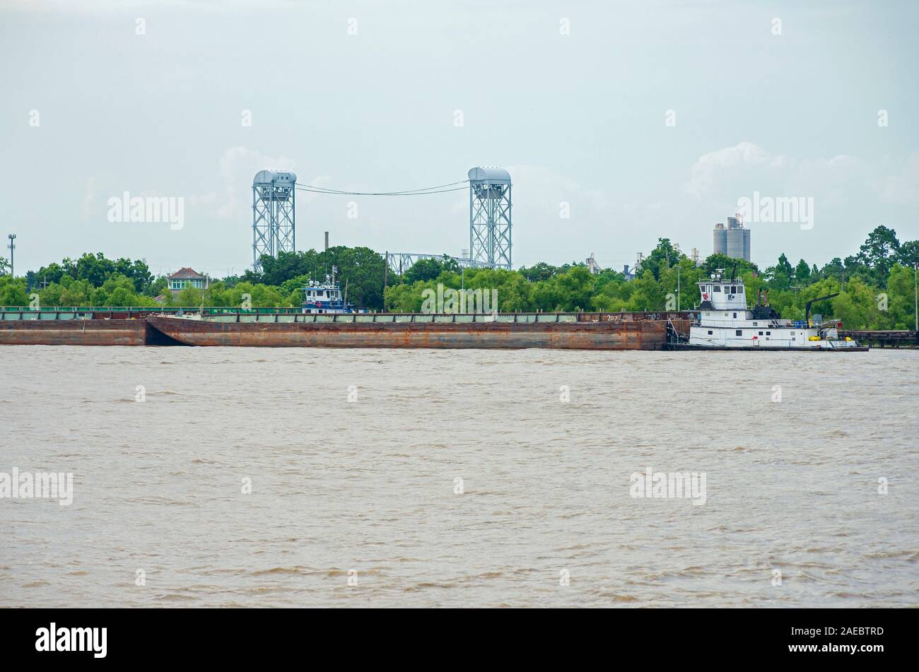 NEW ORLEANS, LA/USA - 14 juin 2019 : pousser du remorquage de barges sur la rivière Mississipi et canal industriel verrou. Banque D'Images