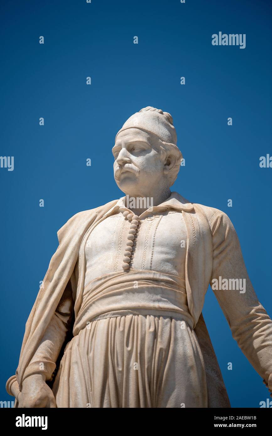 Statue de héros grec, Andreas Miaoulis, en face de l'Hôtel de Ville d'Ermoupolis, dans l'île de Syros, Mer Égée, Grèce. Banque D'Images