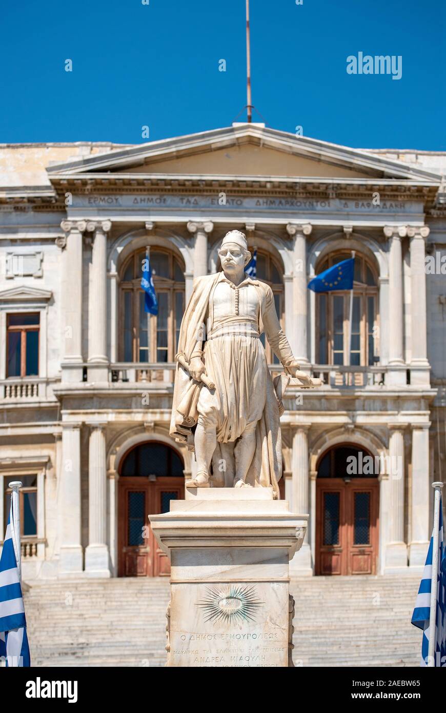 Statue de héros grec, Andreas Miaoulis, en face de l'Hôtel de Ville d'Ermoupolis, dans l'île de Syros, Mer Égée, Grèce. Banque D'Images