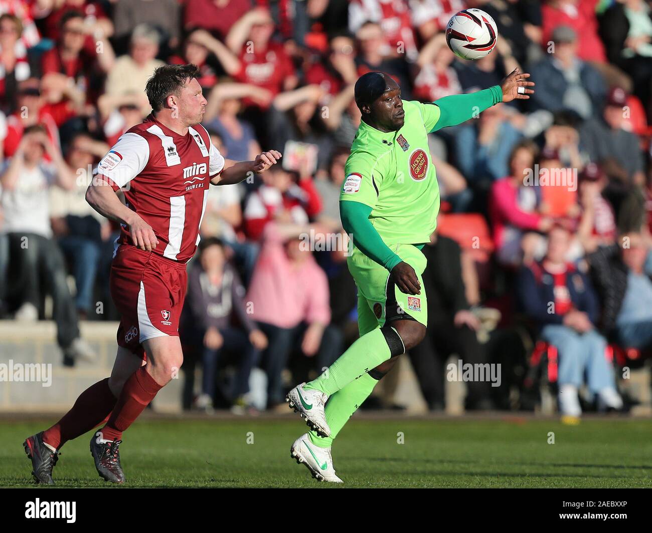 05 mai 2013 - Soccer - nPower League 2 Play-off Semi Final - ville de Cheltenham Vs Northampton Town - Adebayo Akinfenwa de Northampton (10) avec Cheltenham Steve Elliott - Photographe : Paul Roberts /Oneuptop/Alamy. Banque D'Images