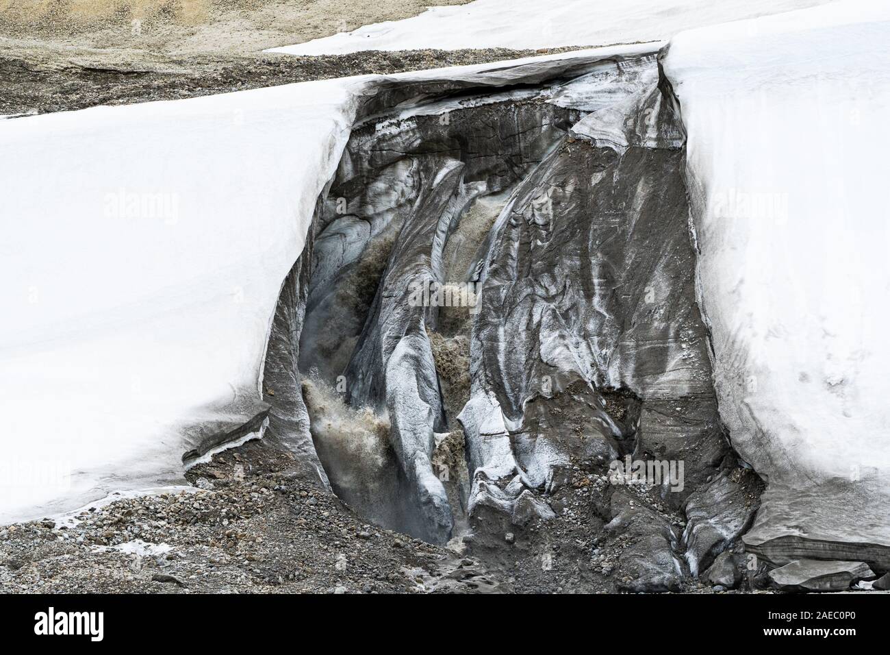 À partir d'une cascade de la fonte des glaciers du Spitzberg, Svalbard, Norvège Banque D'Images