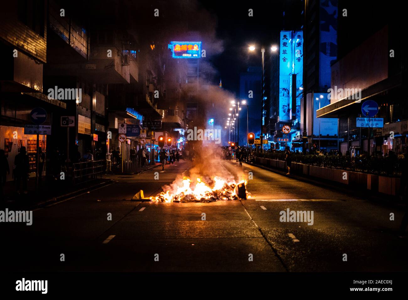 Hong Kong - le 17 novembre 2019 - feu de brûler sur la rue Nathan road, au cours de la barricade 2019 protestations de HongKong Banque D'Images
