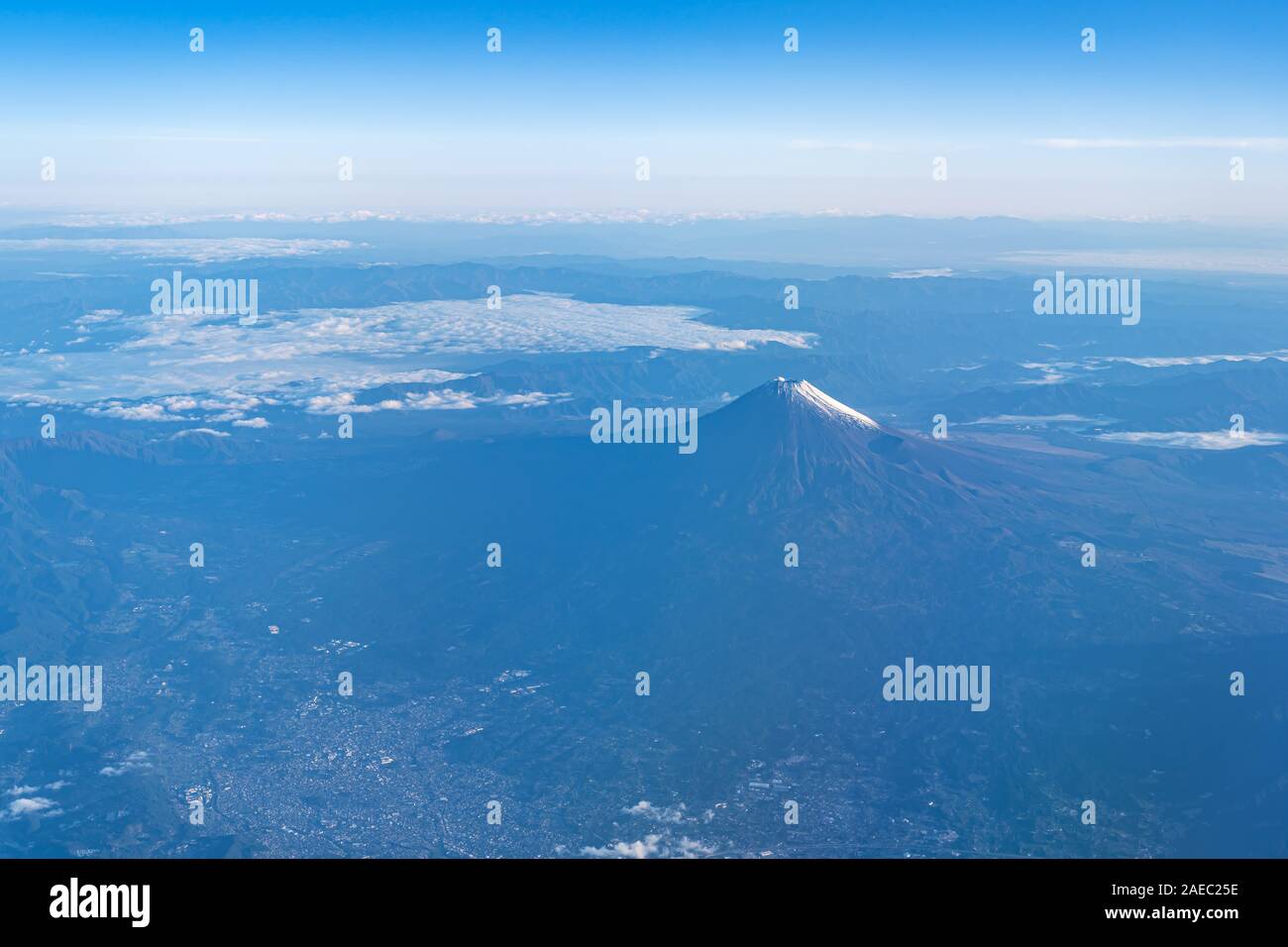 Un birds eye view close-up le Mont Fuji ( Mt. Fuji ) et ciel bleu. Paysages Paysages du Parc National de Fuji-Hakone-Izu. La Préfecture de Shizuoka, Jap Banque D'Images