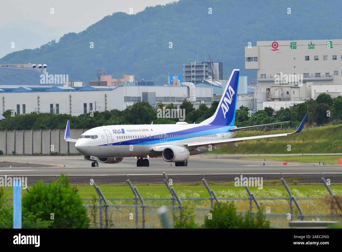 Osaka, Japon - Jun 26, 2019. JA77UN All Nippon Airways Boeing 737-800 le roulage sur la piste de l'Aéroport Itami Osaka (ITM). Banque D'Images