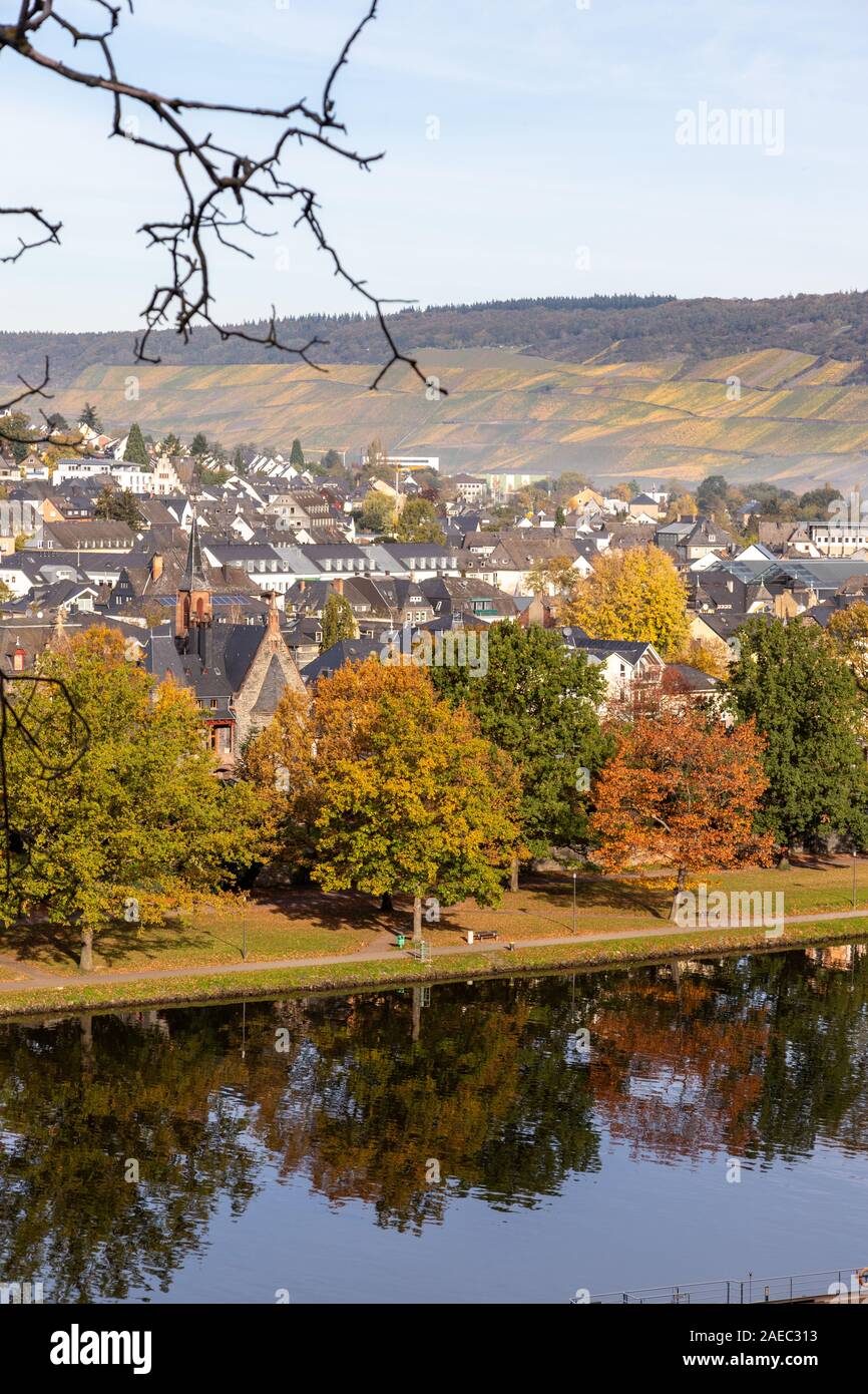 Vue panoramique à Bernkastel-Kues et la Moselle à l'automne avec les arbres multicolores sur une journée ensoleillée Banque D'Images