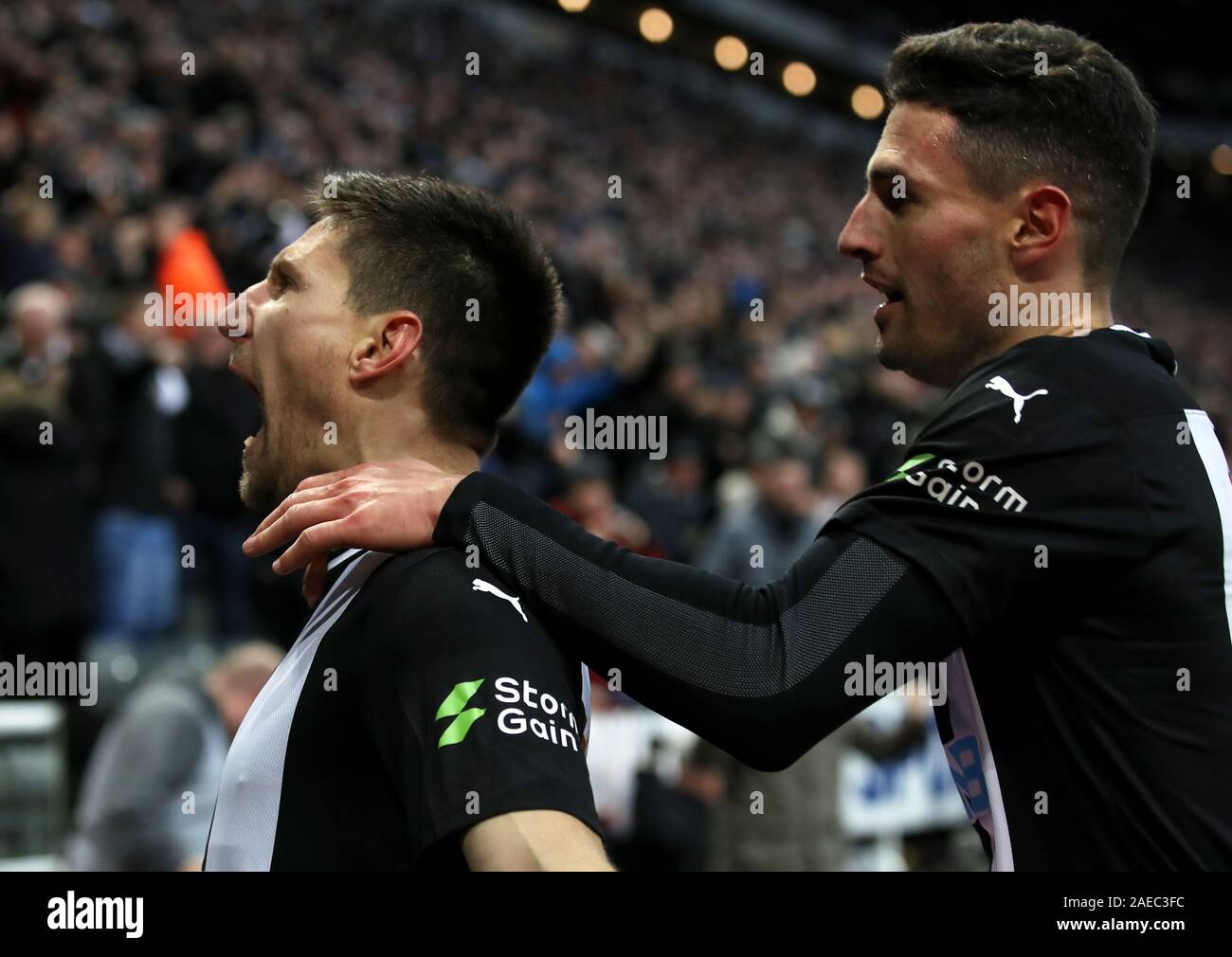 Le Newcastle United Federico Fernandez (à gauche) célèbre marquant son deuxième but de côtés du jeu pendant le premier match de championnat à St James' Park, Newcastle. Banque D'Images