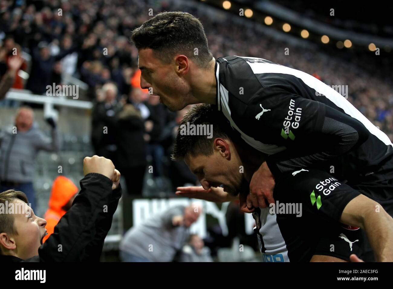 Le Newcastle United Federico Fernandez (centre) célèbre marquant son deuxième but de côtés du jeu pendant le premier match de championnat à St James' Park, Newcastle. Banque D'Images