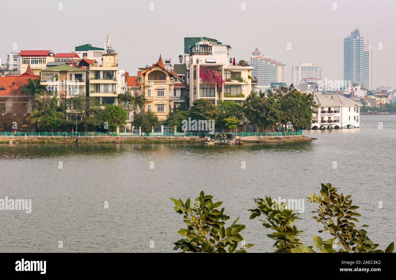 Vue sur le lac de l'Ouest dans le District de Tay Ho avec ciel voilé le smog, Hanoi, Vietnam, Asie du sud-est Banque D'Images