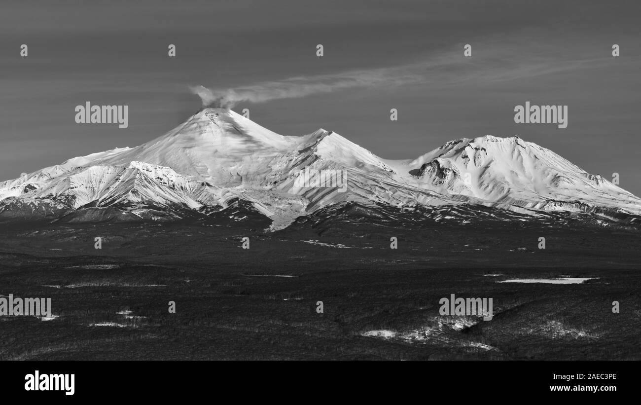 Volcan Avacha - active (mont de la péninsule du Kamtchatka. Volcan d'hiver Avachinskaya Sopka, l'activité volcanique du mont : vapeur, gaz, éruption de cendres Banque D'Images
