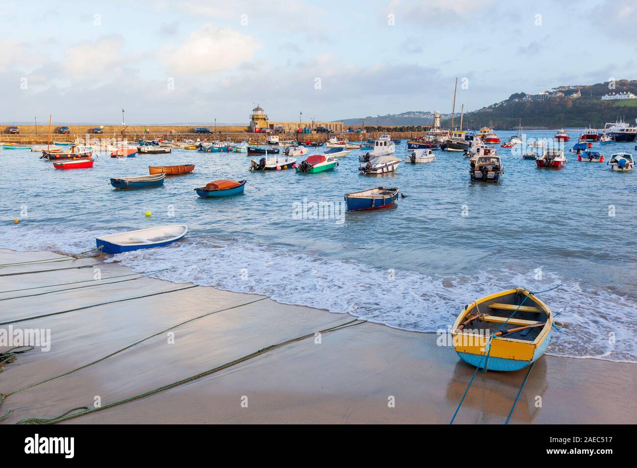 Les petits bateaux amarrés au port de St Ives en Cornouailles, Angleterre, Royaume-Uni. Banque D'Images
