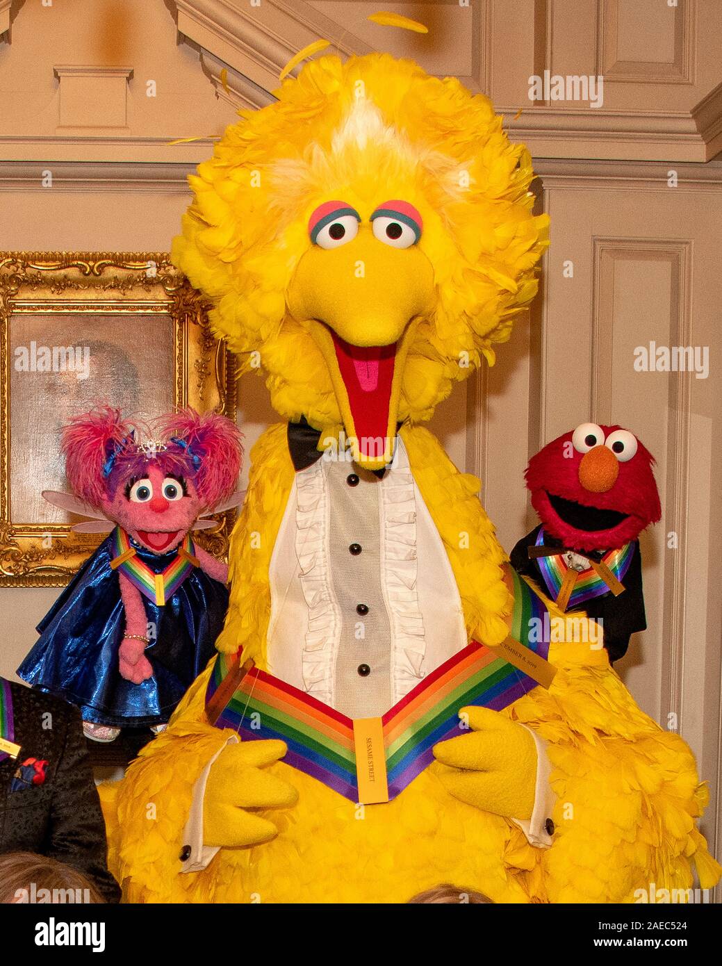 Washington DC, USA. 07Th Dec, 2019. Personnages de la Rue Sésame Abby, grand oiseau, et Elmo, trois des récipiendaires de la 42e assemblée annuelle des Kennedy Center Honors posent dans le cadre d'une photo de groupe après un dîner au département d'État des États-Unis à Washington, DC le Samedi, Décembre 7, 2019. Les lauréats 2019 sont : Earth, Wind & Fire, Sally Field, Linda Ronstadt, Sesame Street, et Michael Tilson Thomas. Credit : MediaPunch Inc/Alamy Live News Banque D'Images