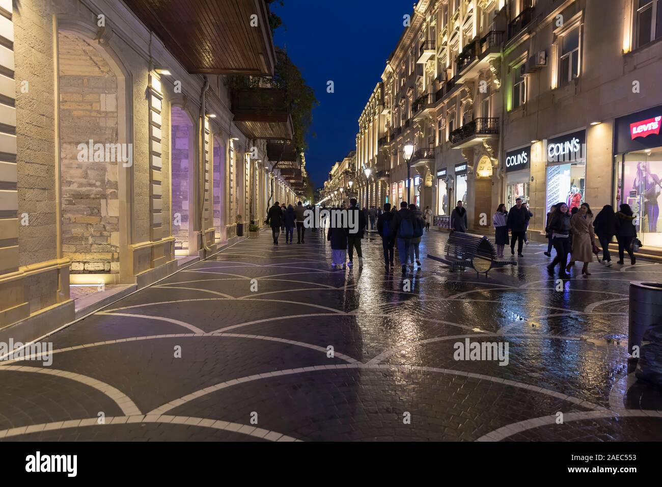 Baku, Azerbaïdjan - décembre 6, 2019 : les rues principales à Bakou où les gens à pied Banque D'Images