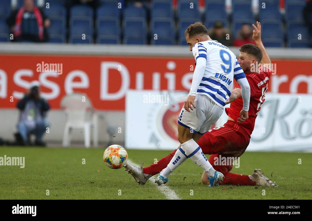 Duisburg, Allemagne. 05Th Dec 2019. firo : Football, 08.12.2019 3. Liga, la saison 2019/2020 MSV Duisburg - FC Bayern Munich II Ahmet Engin (#  9, MSV Duisburg) versus Lars Lukas Mai (#  15, FC Bayern Munich II) avec grande chance. Utilisation dans le monde entier | Credit : dpa/Alamy Live News Banque D'Images