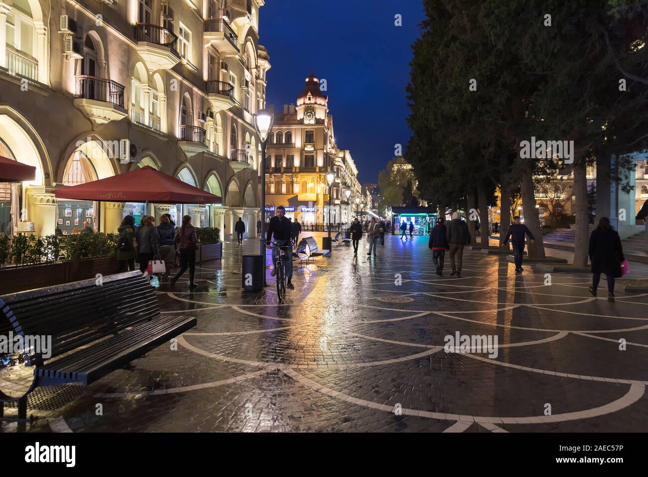 Baku, Azerbaïdjan - décembre 6, 2019 : les rues principales à Bakou où les gens à pied Banque D'Images