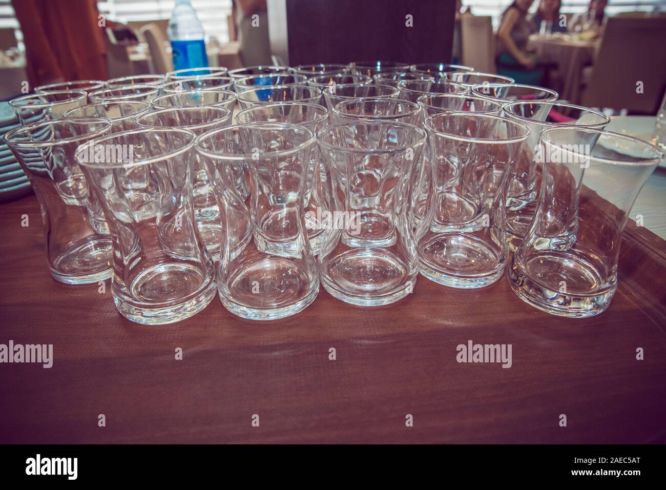Plateau de table en bois verre vide . verre armudu . Banque D'Images