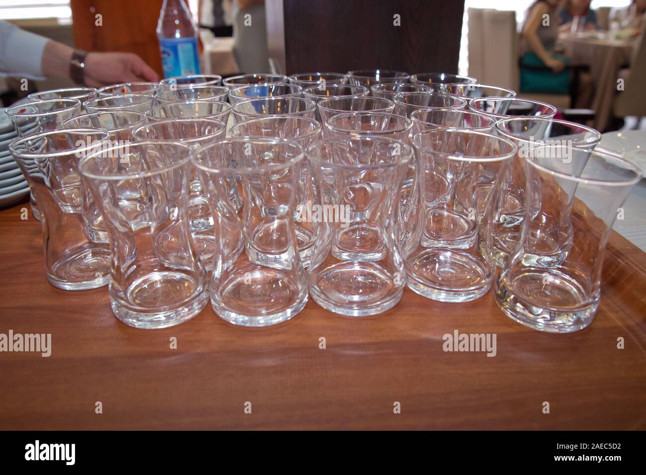 Plateau de table en bois verre vide . verre armudu . Banque D'Images