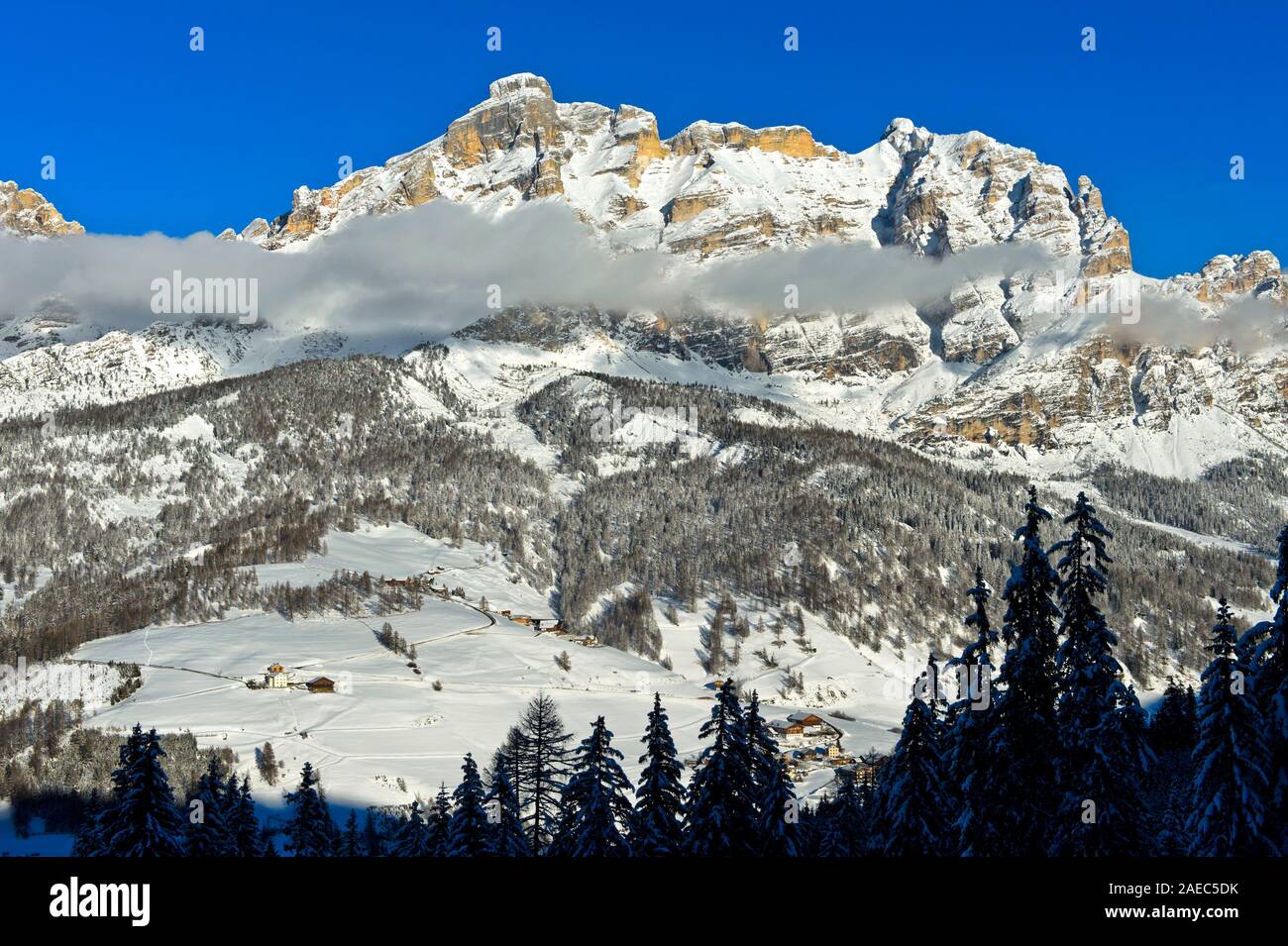 Paysage d'hiver montagneux à Alta Badia avec des pics La Varella et Cima Cunturines, Alta Badia, Dolomites, Tyrol du Sud, Italie Banque D'Images