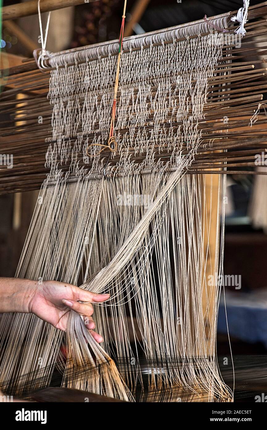 Tisser sur un métier à tisser traditionnel style Lao-Thai, Ban Phanom, Laos Banque D'Images