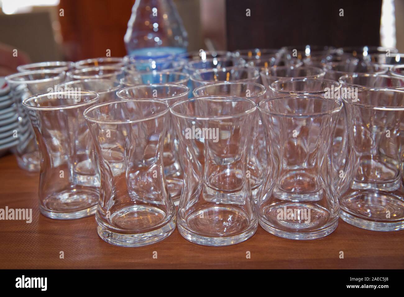 Plateau de table en bois verre vide . verre armudu . Banque D'Images