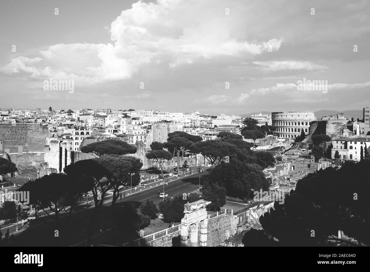 Vue panoramique de la ville Rome avec forum romain et Colisée de Vittorio Emanuele II Monument aussi connu sous le Vittoriano. Journée ensoleillée d'été et le théâtre Banque D'Images