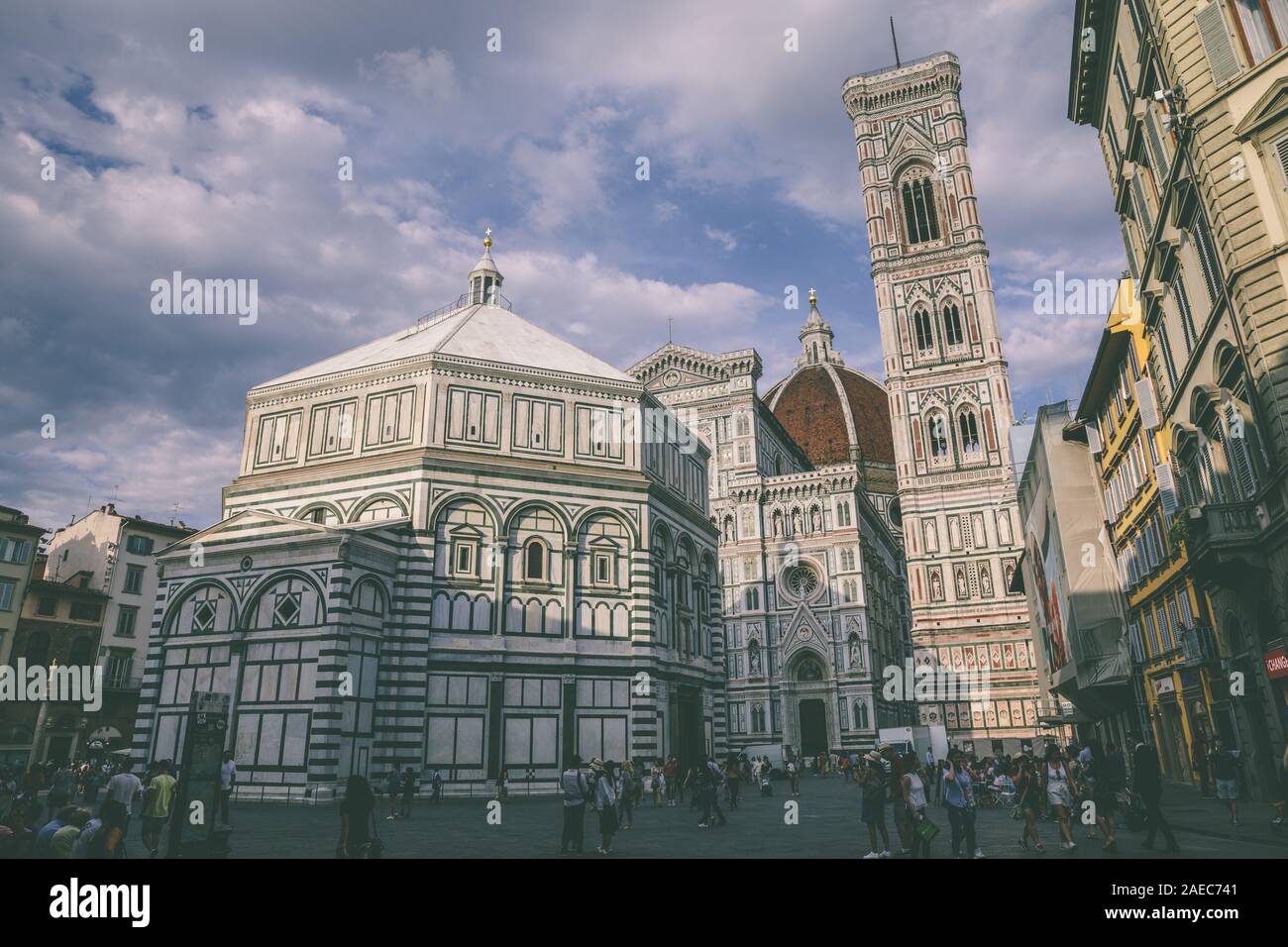 Florence, Italie - 24 juin 2018 : vue panoramique du complexe Duomo : Baptistère de Saint-Jean, Cattedrale di Santa Maria del Fiore et le campanile de Giotto Banque D'Images