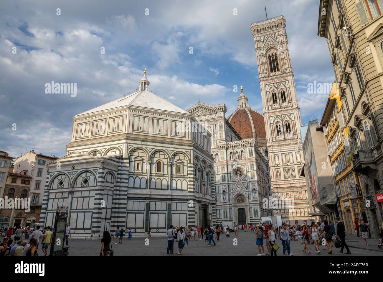 Florence, Italie - 24 juin 2018 : vue panoramique du complexe Duomo : Baptistère de Saint-Jean, Cattedrale di Santa Maria del Fiore et le campanile de Giotto Banque D'Images