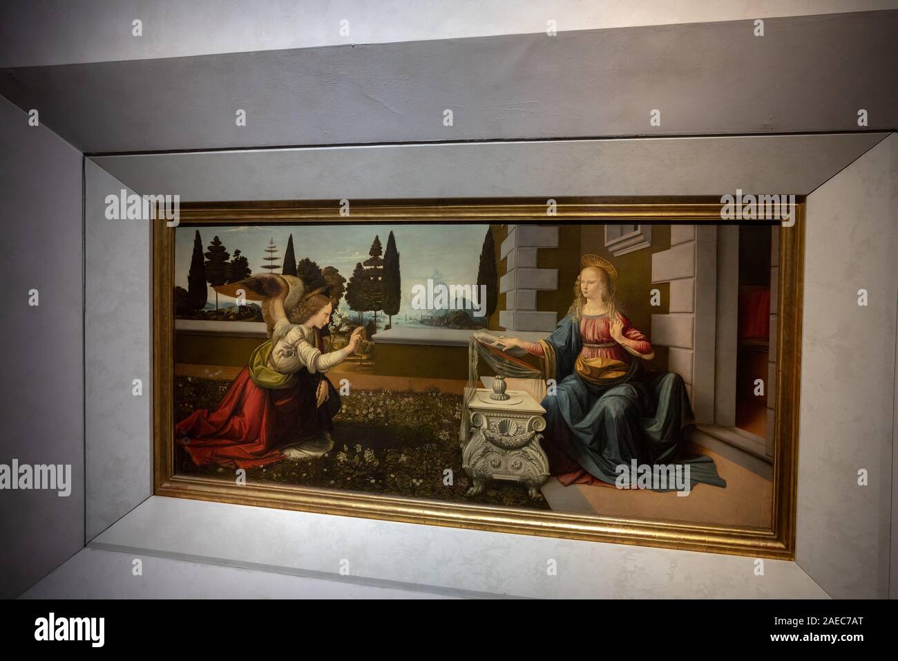 Florence, Italie - 26 juin 2018 : Photo de l'Annonciation est une peinture de l'artiste italien de la Renaissance Léonard de Vinci dans le hall de l'Uffizi Galle Banque D'Images