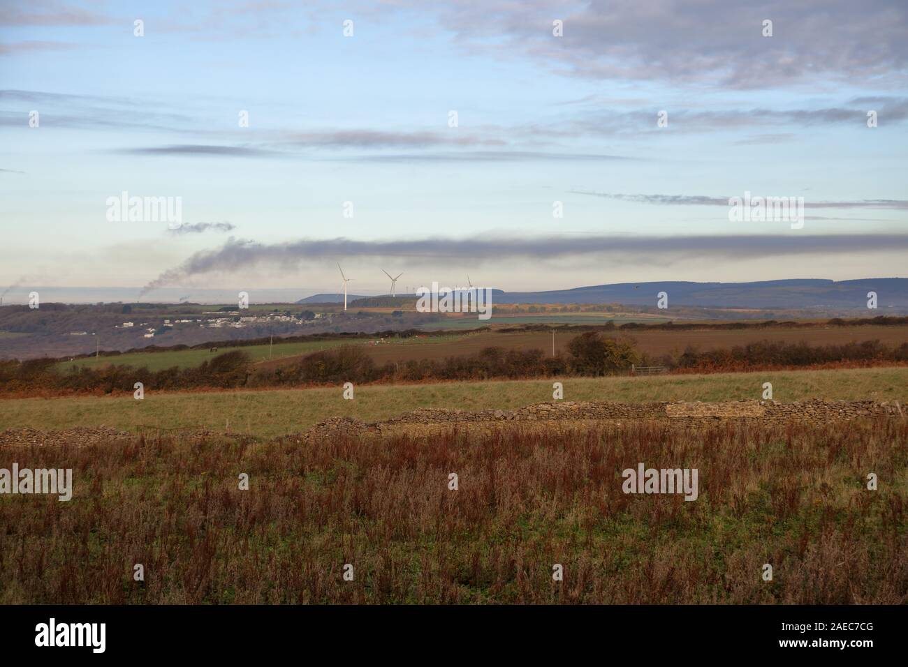 Le grand panache de fumée provenant de l'aciérie à Port Talbot, dans le sud du Pays de Galles à partir de 10 milles de distance et de dériver à travers la campagne. Banque D'Images