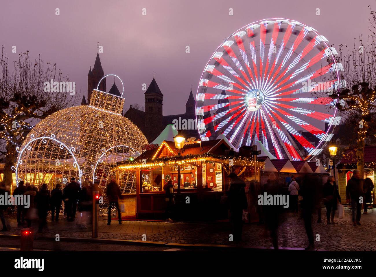 Maastricht magique pendant la période de Noël avec un marché, y compris  toutes les décorations de fête sur la place Vrijthof, attirant plus de 3  millions de personnes Photo Stock - Alamy