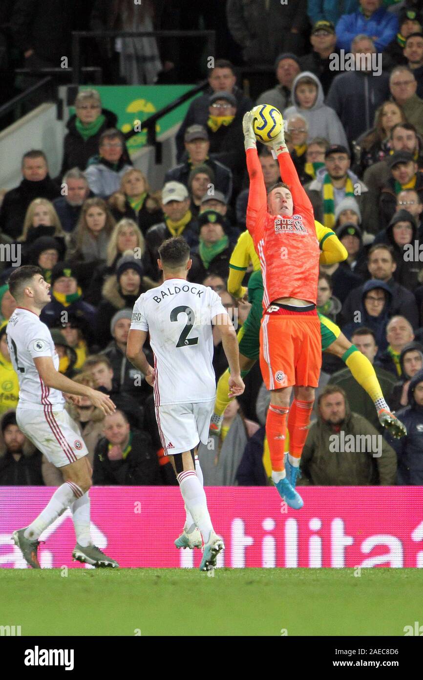 Norwich, Royaume-Uni. Le 08 mai 2019. Dean Henderson de Sheffield United bat Ben Godfrey de Norwich City à la balle aérienne au cours de la Premier League match entre Norwich City et Sheffield United à Carrow Road Le 8 décembre 2019 à Norwich, Angleterre. (Photo par Mick Kearns/phcimages.com) : PHC Crédit Images/Alamy Live News Banque D'Images