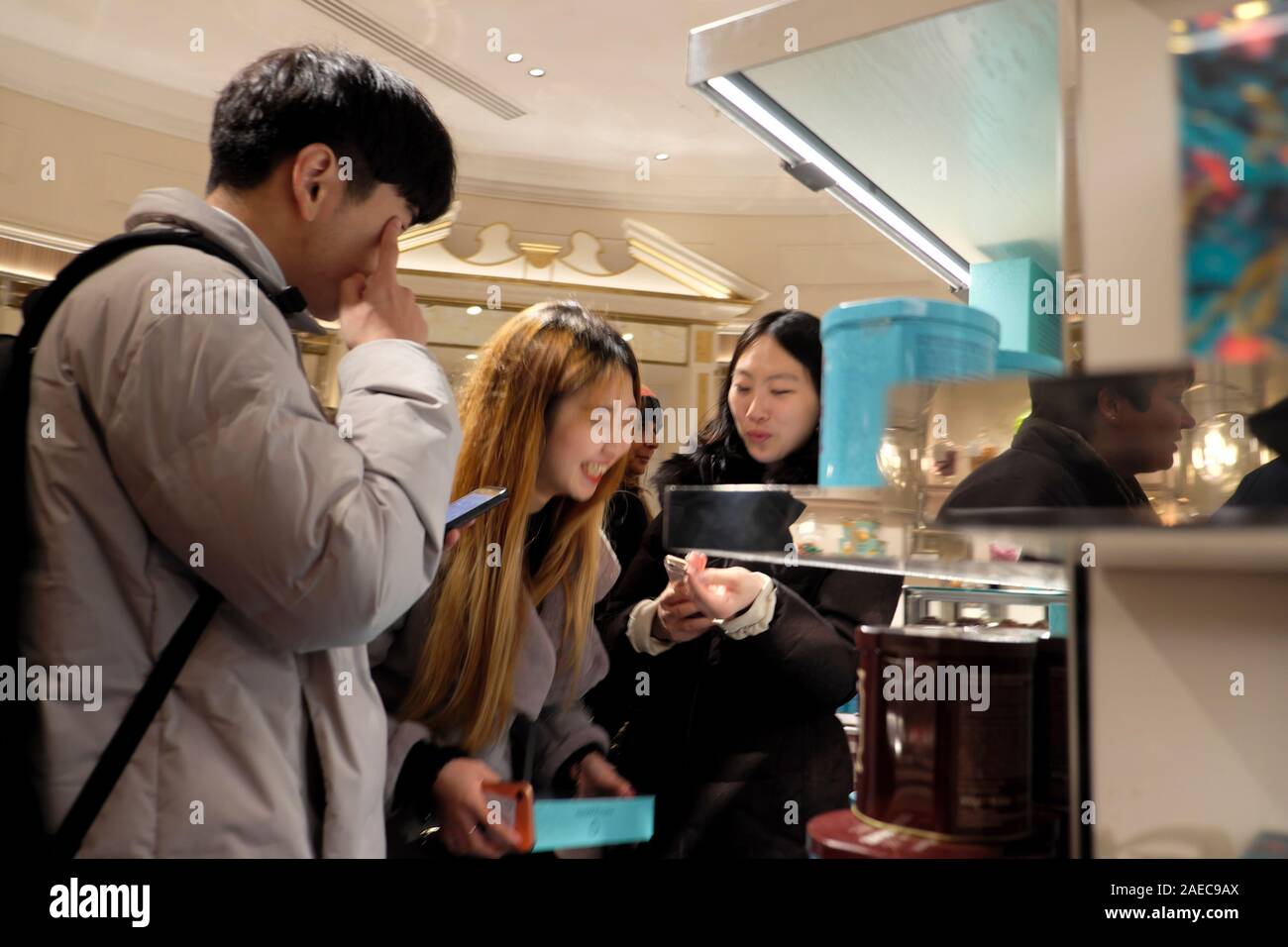 L'intérieur du magasin Fortnum & Mason les jeunes consommateurs chinois les achats de Noël à Piccadilly Londres Angleterre Royaume-uni KATHY DEWITT Banque D'Images L'intérieur du magasin Fortnum & Mason les jeunes consommateurs chinois les achats de Noël à Piccadilly Londres Angleterre Royaume-uni KATHY DEWITT Banque D'Images