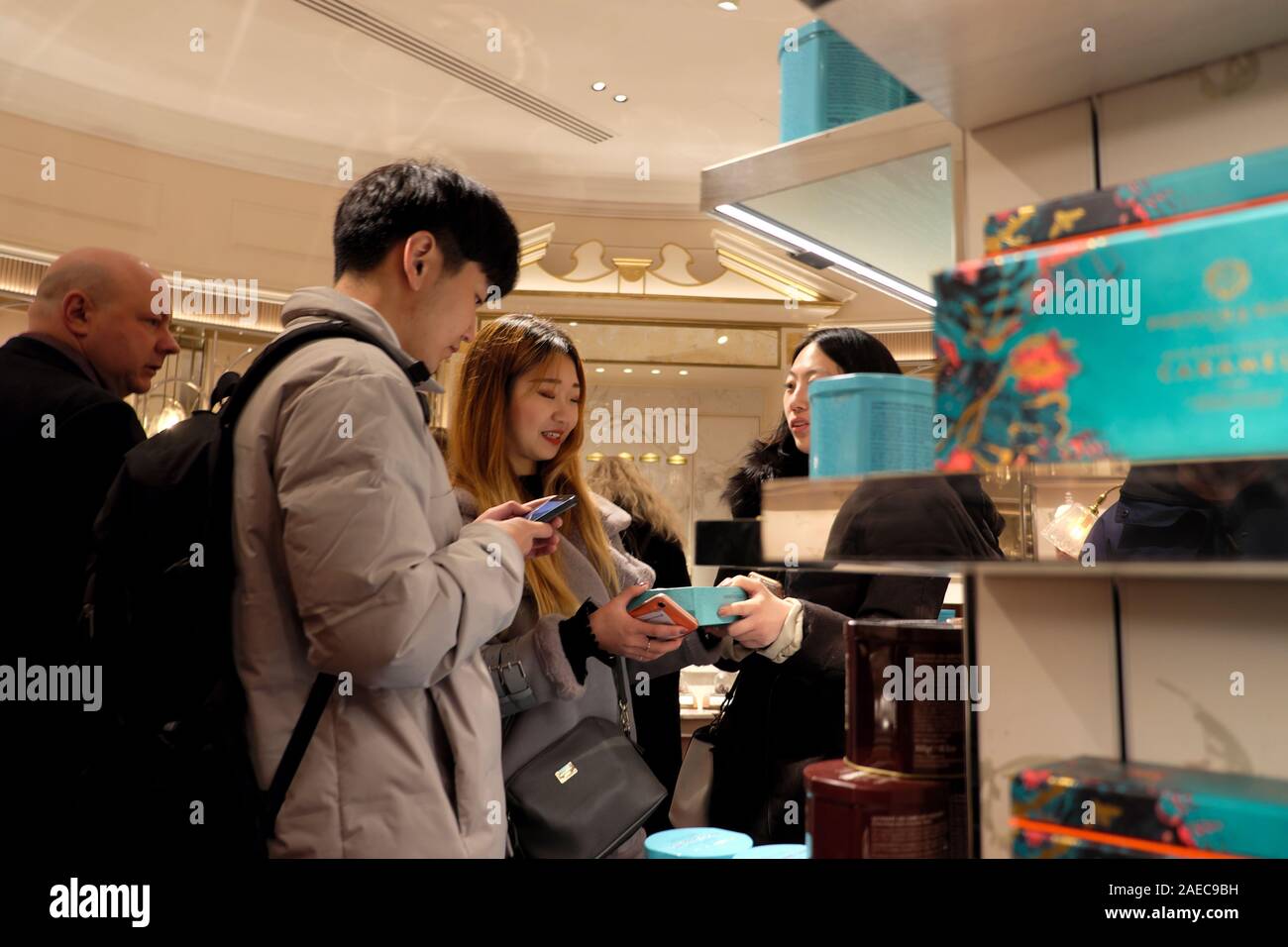 Fortnum & Mason magasin intérieur jeunes Chinois shopping de Noël à Piccadilly Londres Angleterre Royaume-Uni KATHY DEWITT Banque D'Images Fortnum & Mason magasin intérieur jeunes Chinois shopping de Noël à Piccadilly Londres Angleterre Royaume-Uni KATHY DEWITT Banque D'Images