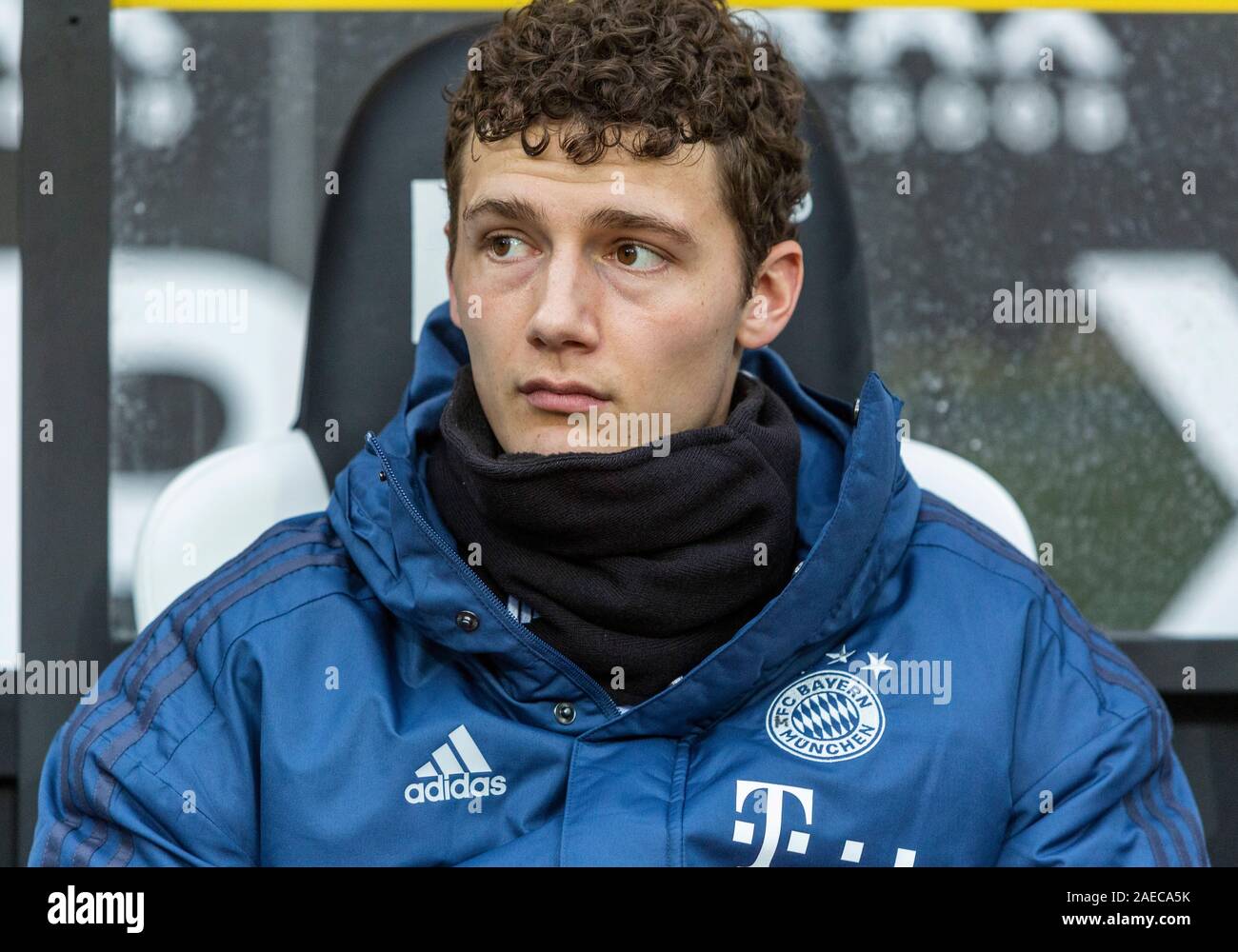 Sports, football, Bundesliga 2019/2020 Borussia Moenchengladbach, et FC Bayern Munich Borussia Park Stadium, 2-1 joueurs, banc, Benjamin Pavard (FCB), DFL RÈGLEMENT INTERDIT TOUTE UTILISATION DES PHOTOGRAPHIES COMME DES SÉQUENCES D'IMAGES ET/OU QUASI-vidéo Banque D'Images