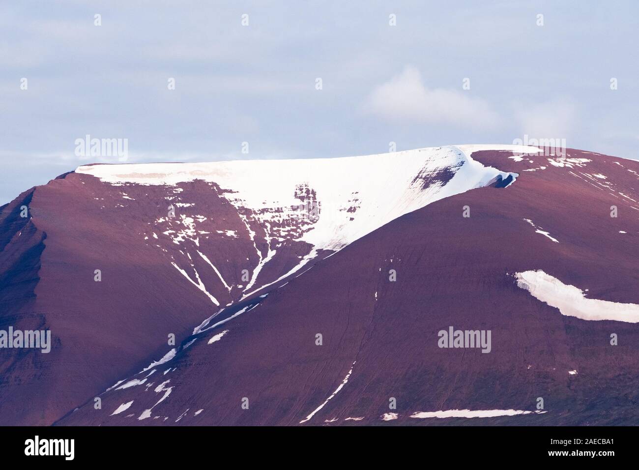 Une chaîne de montagnes qui contient des minéraux de fer. Photographié au Spitzberg, Îles Svalbard, Norvège Banque D'Images
