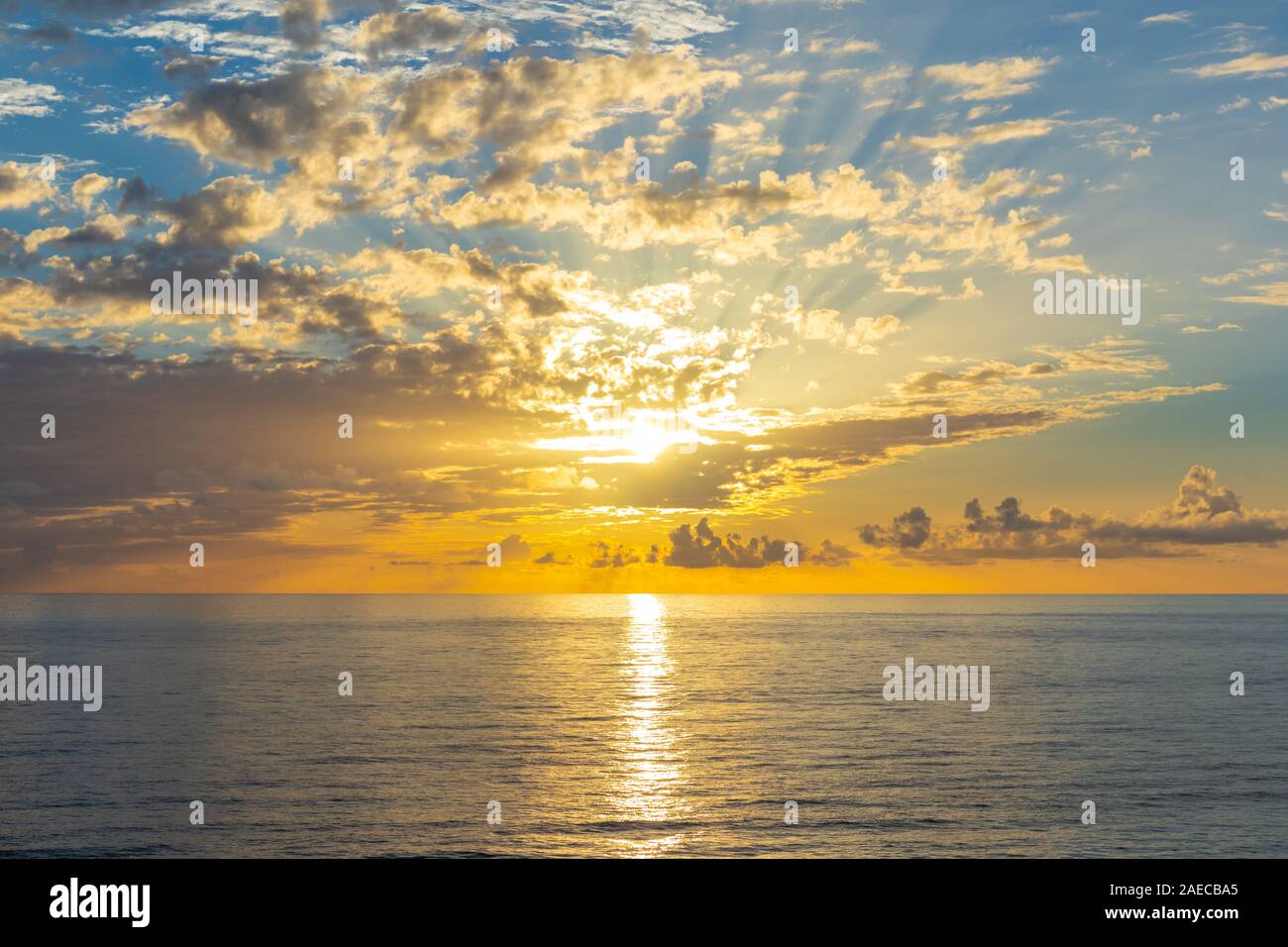 Magnifique coucher de soleil sur la mer sans fin avec reflet dans l'eau Banque D'Images