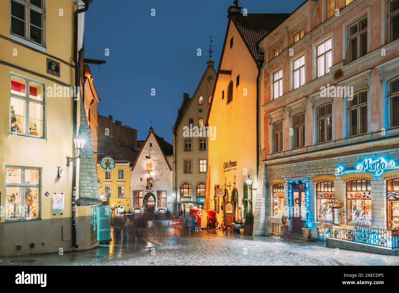 Tallinn, Estonie - 2 décembre 2016 : Vanaturu Street dans le centre historique de la vieille ville de l'éclairage en soirée. Maisons médiévales traditionnelles sur de vieux Nar Banque D'Images