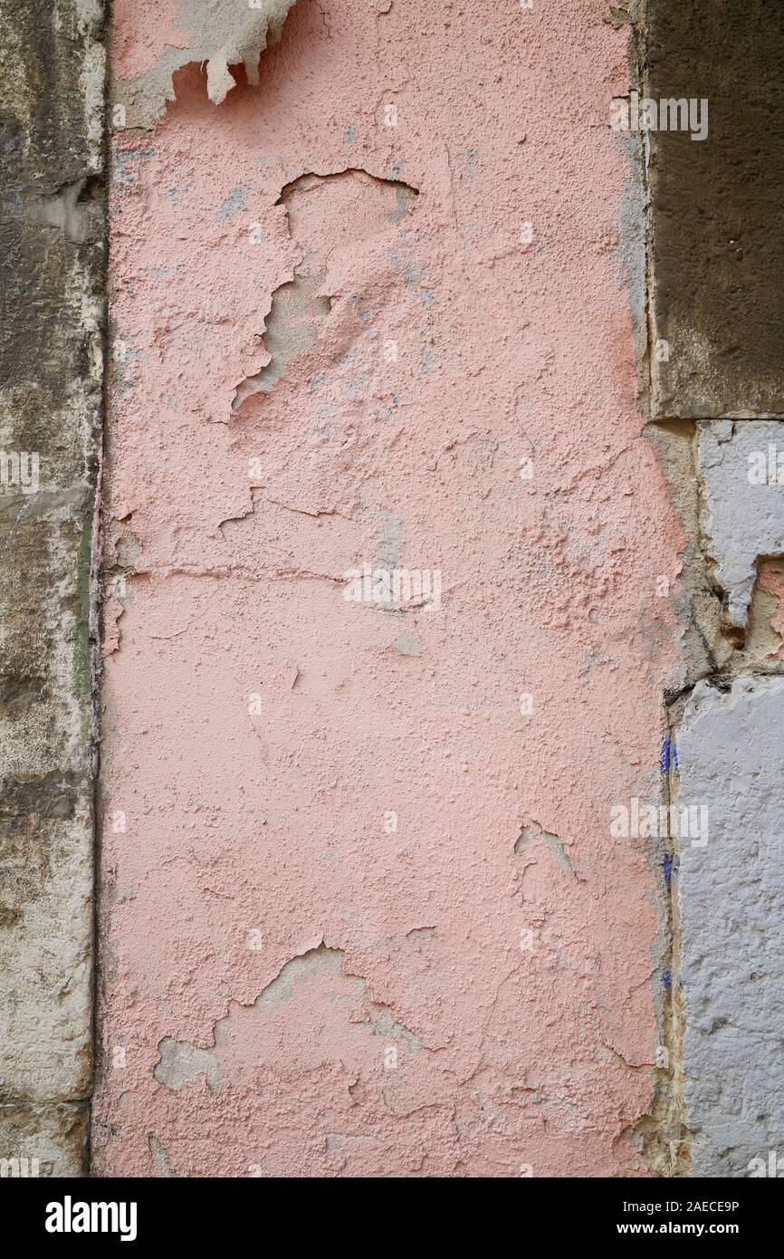 Close-up of a survécu et vieux mur de béton, peinture rose s'écaille. Résumé haute résolution full frame background. Banque D'Images