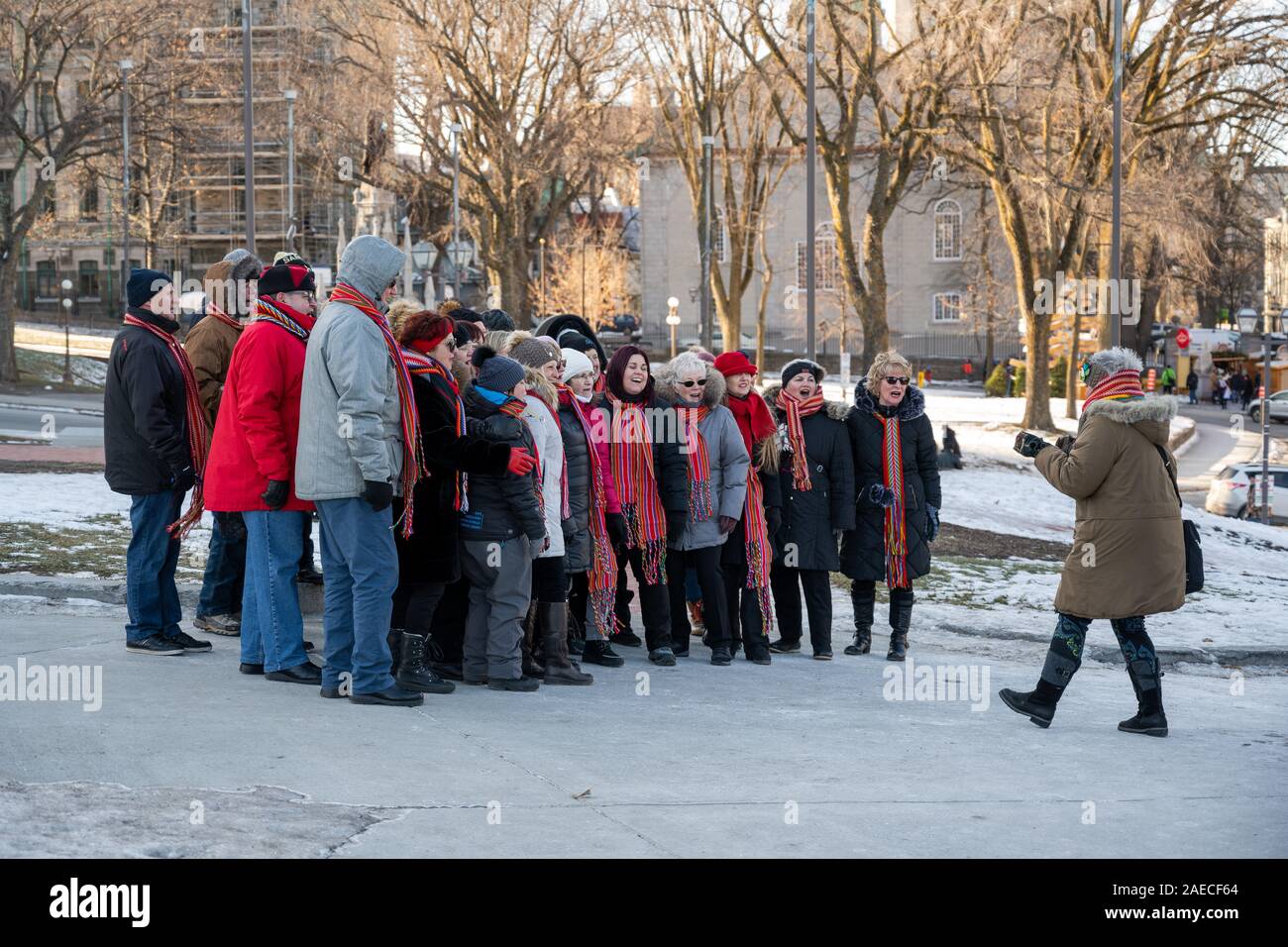 Québec, province de Québec, Canada--Le 30 novembre, 2019. Carolers chanter Noël Chants et cantiques de saison en plein air dans la vieille ville de Québec, Canada. Banque D'Images