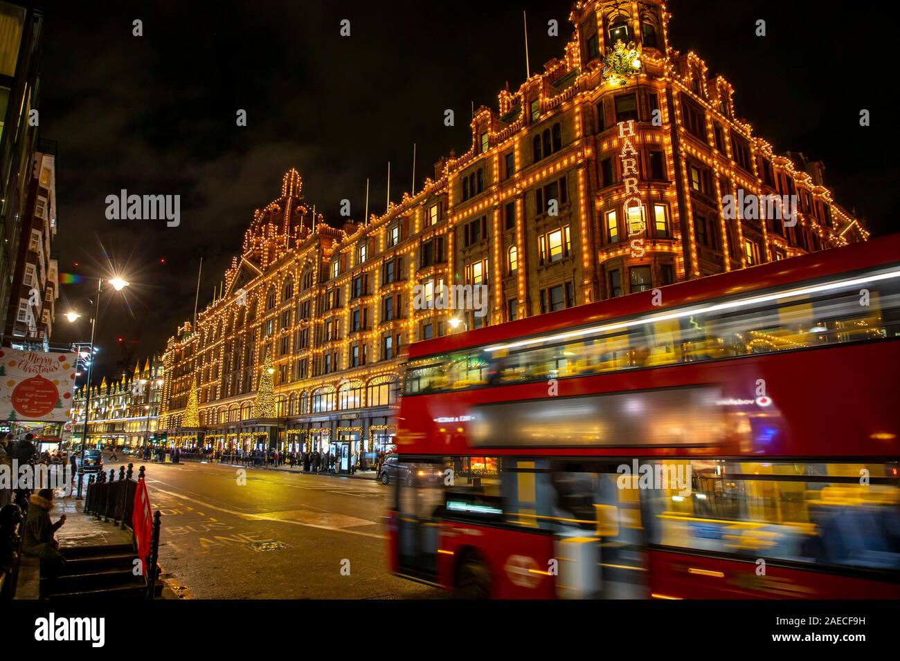 Londres, luxueux grand magasin Harrods, éclairage de Noël, décoration, Brompton Road, Knightsbridge, Royaume-Uni Banque D'Images