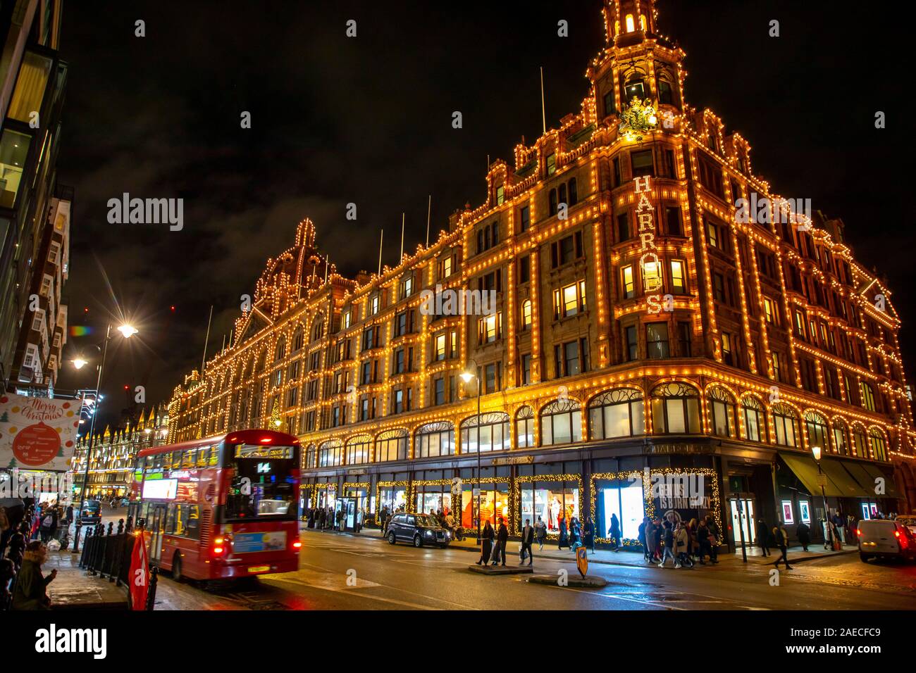 Londres, luxueux grand magasin Harrods, éclairage de Noël, décoration, Brompton Road, Knightsbridge, Royaume-Uni Banque D'Images