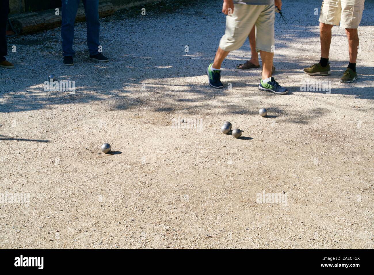 Les chaussures et les jambes de boules à jouer les hommes Banque D'Images