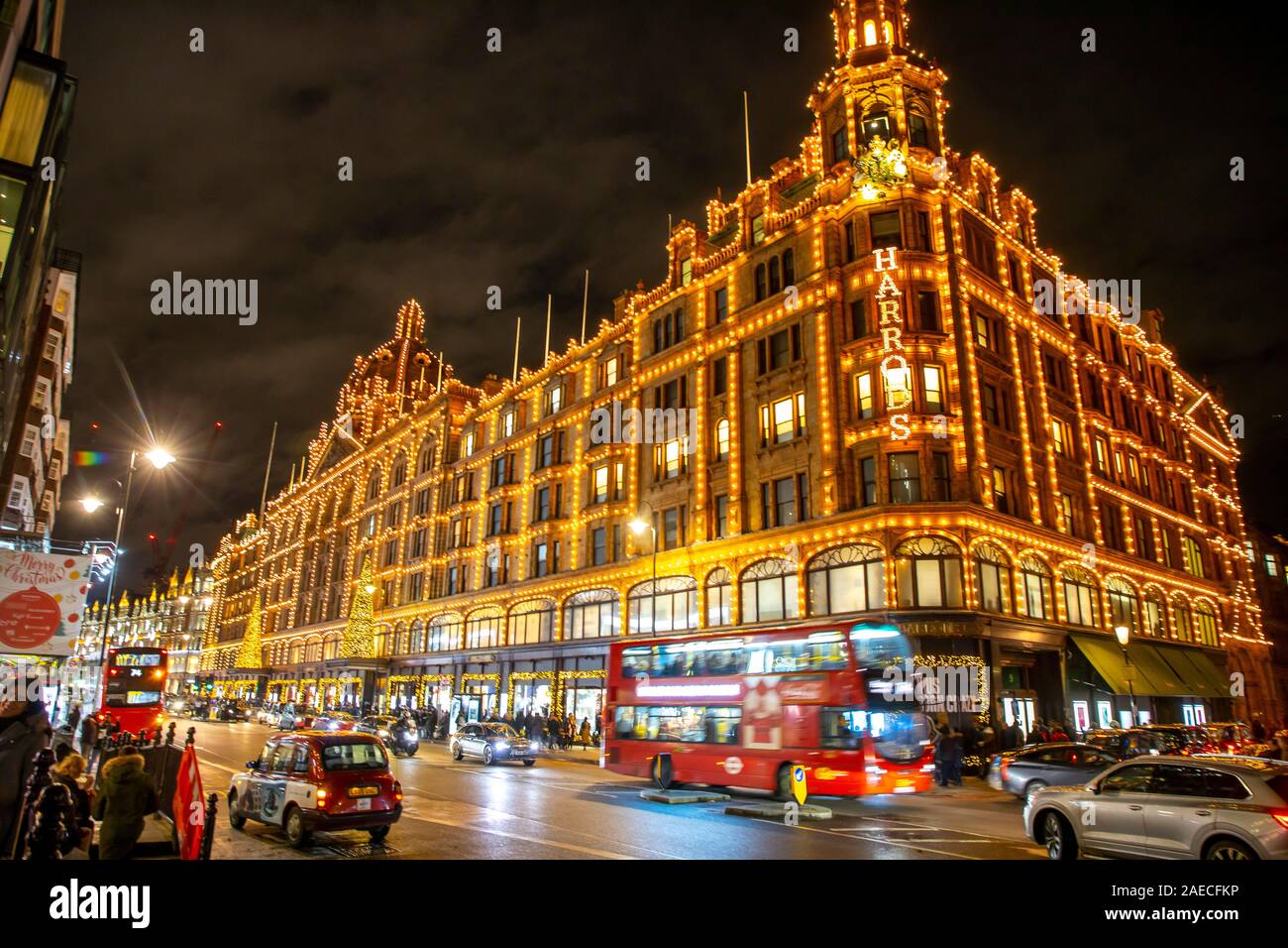 Londres, luxueux grand magasin Harrods, éclairage de Noël, décoration, Brompton Road, Knightsbridge, Royaume-Uni Banque D'Images