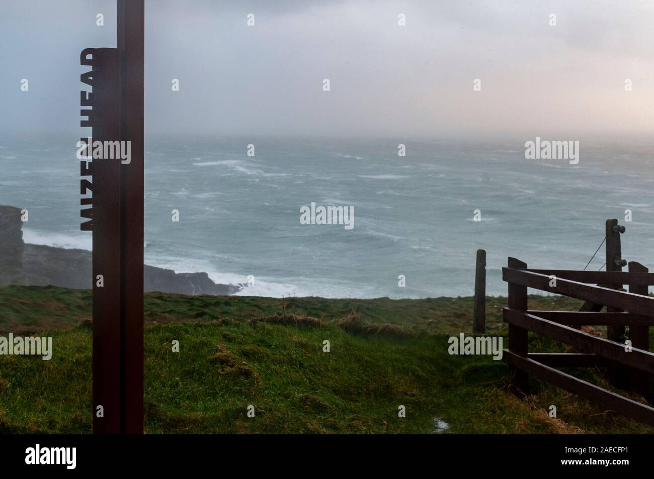 Mizen Head, West Cork, Irlande. 8e déc, 2019. Atiyah tempête a frappé l'Ouest de Cork cet après-midi avec des vents jusqu'à 100km/h. Mizen Head a été durement touchés avec des vents forts et des vagues de 5 mètres. Credit : Andy Gibson/Alamy Live News Banque D'Images