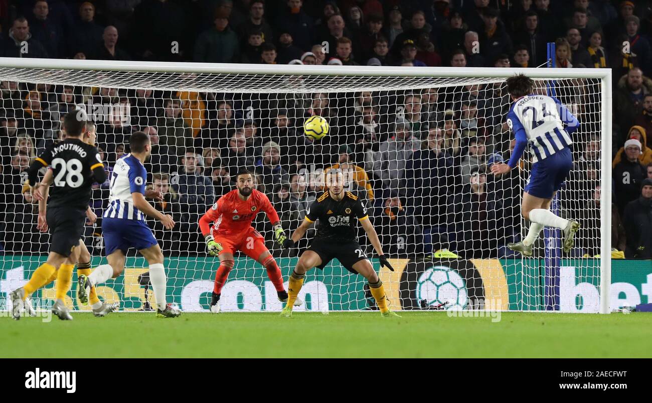 Brighton, UK. Le 08 mai 2019. Brighton's Davy Propper scores pour le rendre 2-1 lors de la Premier League match entre Brighton & Hove Albion Wolverhampton Wanderers et à l'Amex Stadium à Brighton. 08 décembre 2019 Credit : James Boardman/Alamy Live News Banque D'Images