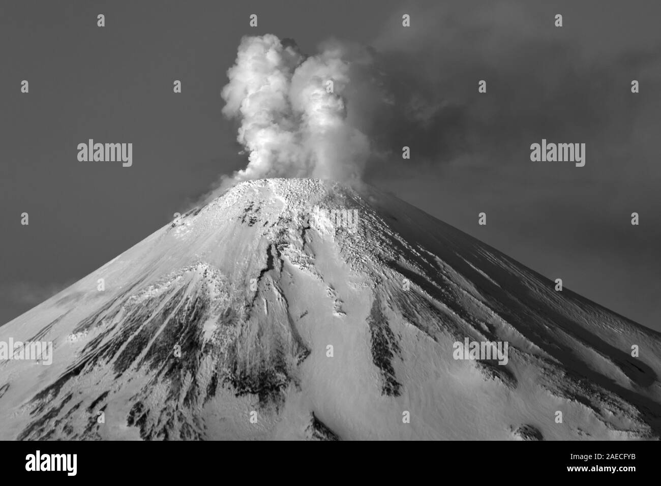 Volcan Kawa Avachinskaya Hiver actif - mont de la péninsule du Kamchatka, l'activité volcanique du volcan Avacha : vapeur, gaz, cendres éruption de cratère Banque D'Images